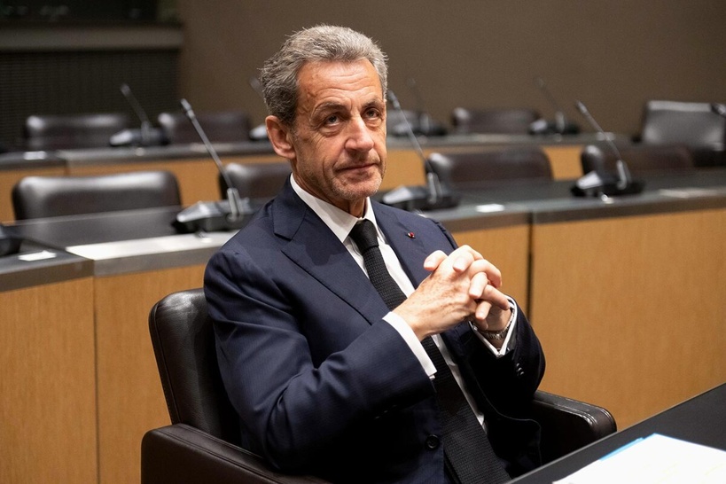Sous bracelet électronique, Nicolas Sarkozy annonce mettre "entre parenthèses" ses activités publiques Sous bracelet électronique, Nicolas Sarkozy annonce mettre "entre parenthèses" ses activités publiques