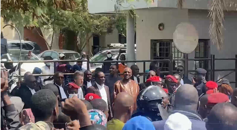 Farba Ngom libre après son audition : ses militants jubilent devant le Parquet financier