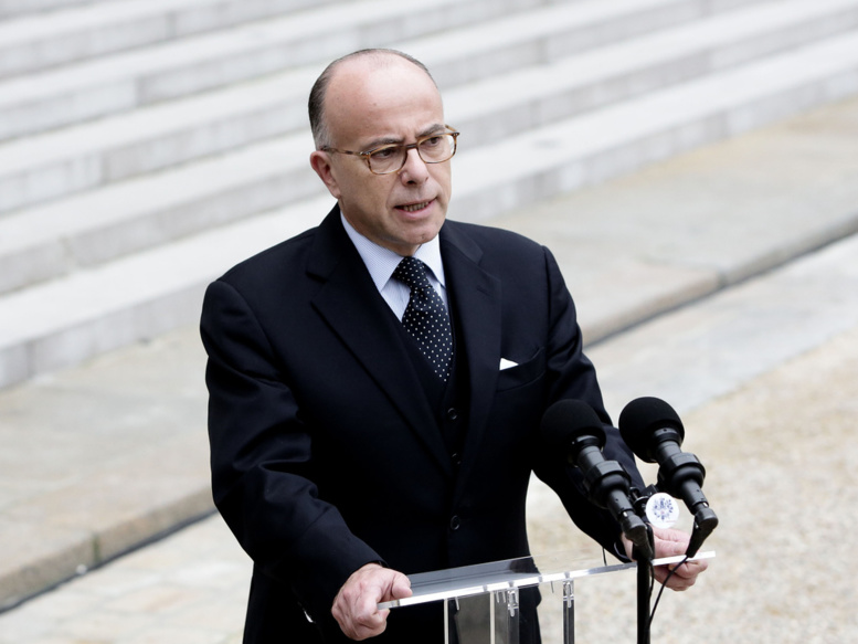 Dérapage de Marine Le Pen sur twitter : Bernard Cazeneuve la signale à la police. Dérapage de Marine Le Pen sur twitter : Bernard Cazeneuve la signale à la police.