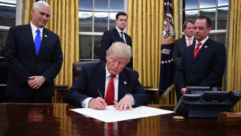 USA : Donald Trump signe un décret établissant l’anglais comme langue officielle du pays USA : Donald Trump signe un décret établissant l’anglais comme langue officielle du pays