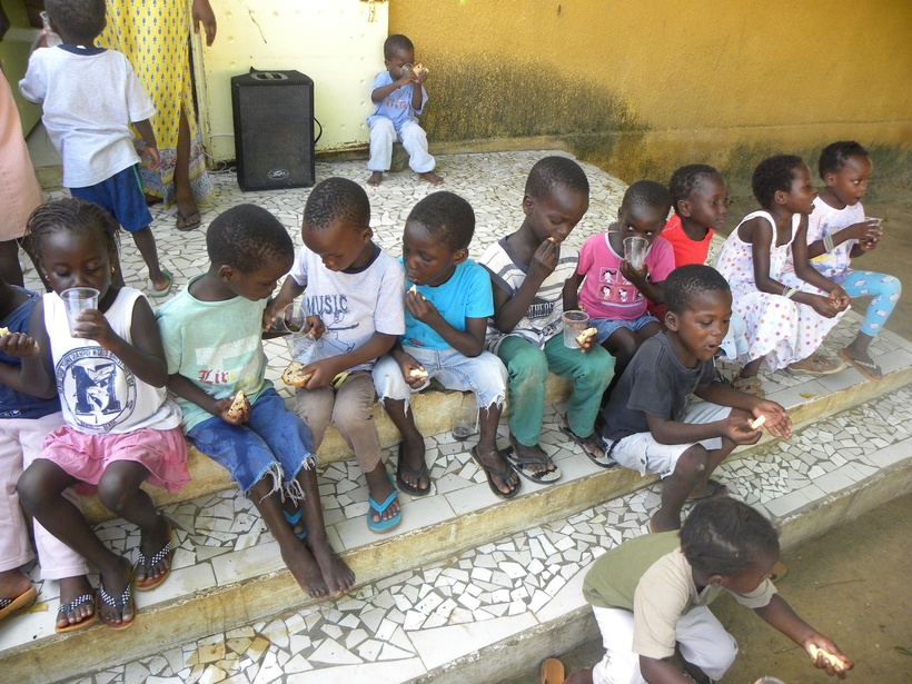 Visite de Mme Absa Faye à la pouponnière de Mbour : un engagement pour la protection des enfants orphelins Visite de Mme Absa Faye à la pouponnière de Mbour : un engagement pour la protection des enfants orphelins