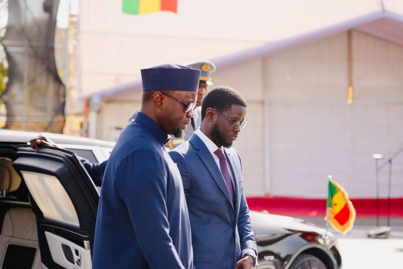 Fête de l'indépendance : En images l'arrivée du chef de l'Etat, Bassirou Diomaye Faye acceuilli par son premier ministre, Ousmane Sonko Fête de l'indépendance : En images l'arrivée du chef de l'Etat, Bassirou Diomaye Faye acceuilli par son premier ministre, Ousmane Sonko