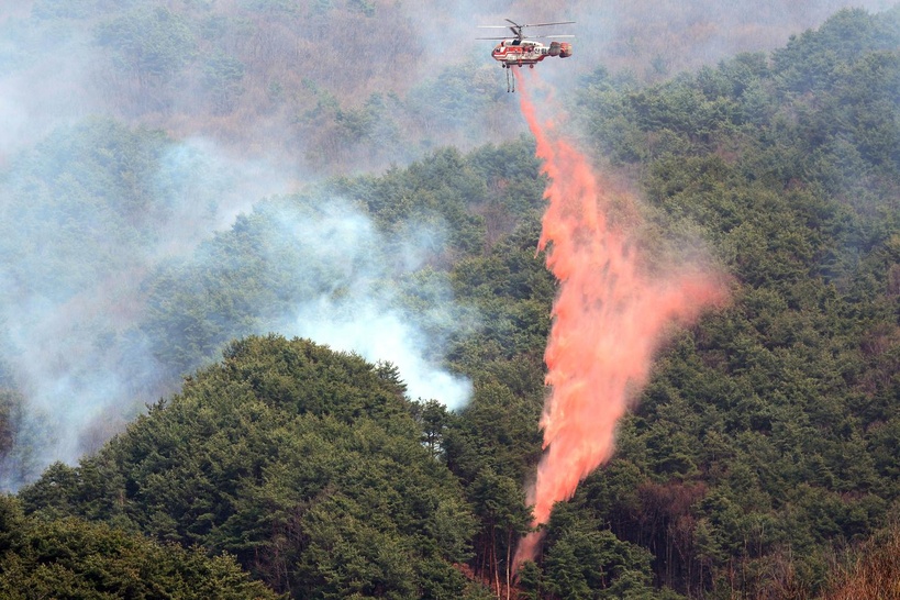 Incendies en Corée du Sud: un pilote a été tué dans le crash d'un hélicoptère Incendies en Corée du Sud: un pilote a été tué dans le crash d'un hélicoptère