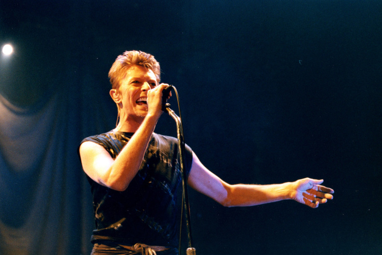 MADONNA, KANYE WEST, CHER... LES STARS PLEURENT LA MORT DE DAVID BOWIE
