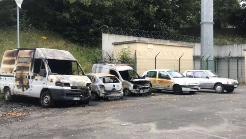 France: plusieurs prisons visées par des incendies de véhicules et des tirs d'armes automatiques France: plusieurs prisons visées par des incendies de véhicules et des tirs d'armes automatiques