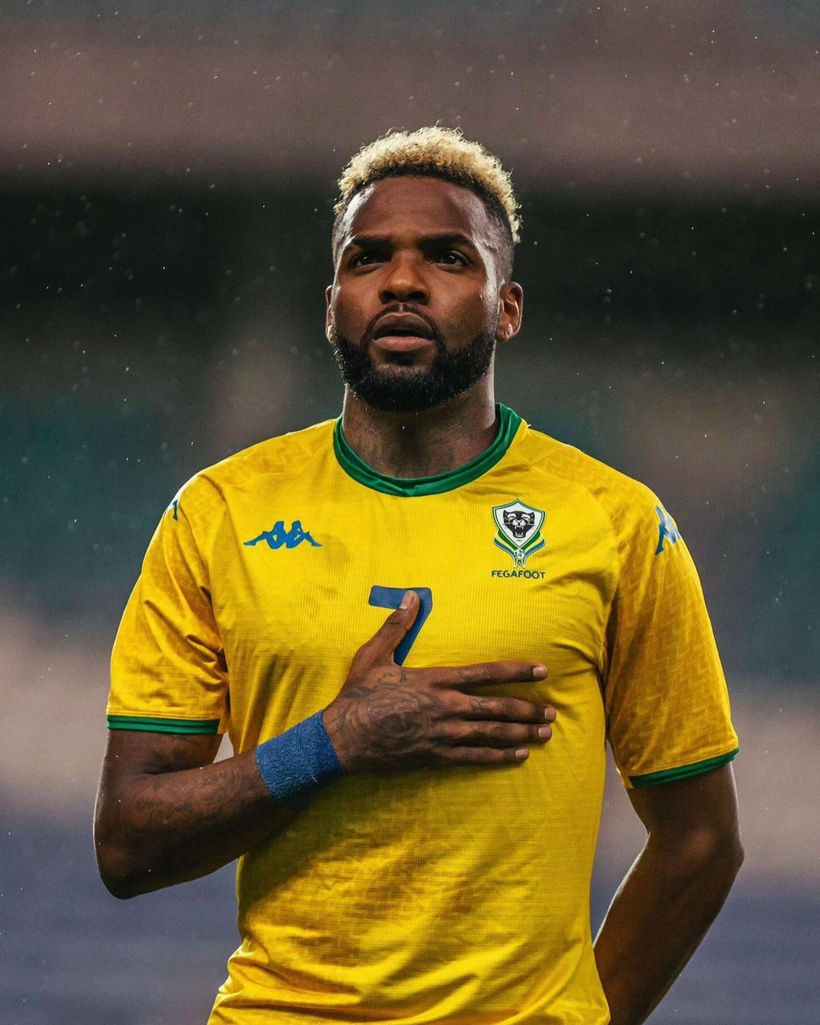 Nécrologie : Le joueur gabonais Aaron Boupendza aurait perdu la vie après une chute du 11e étage d'un immeuble en Chine Nécrologie : Le joueur gabonais Aaron Boupendza aurait perdu la vie après une chute du 11e étage d'un immeuble en Chine