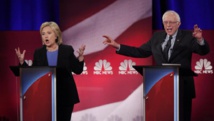 Les deux principaux candidats démocrates, Hillary Clinton (g.) et Bernie Sanders (dr.), lors du débat du 17 janvier 2016. REUTERS/Randall Hill