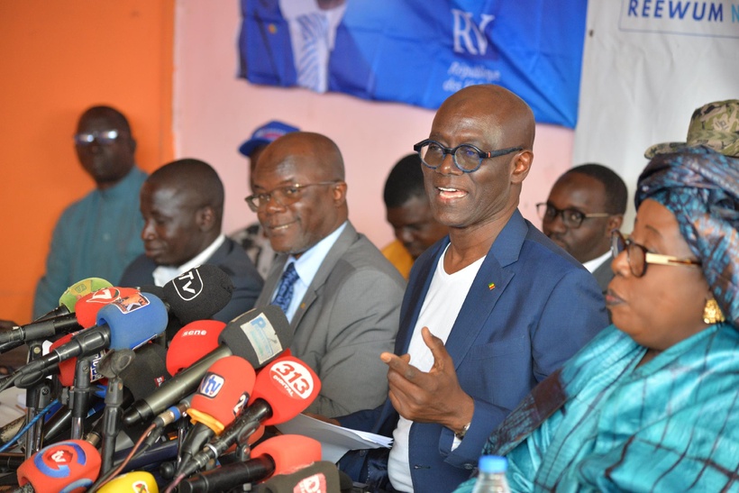 Crise multidimensionnelle au Sénégal : des secteurs clés en grande souffrance selon Alassane Sall Crise multidimensionnelle au Sénégal : des secteurs clés en grande souffrance selon Alassane Sall