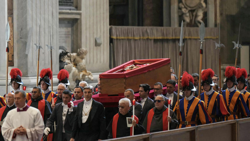 La dépouille du pape François transférée à la basilique Saint-Pierre pour être exposée aux fidèles La dépouille du pape François transférée à la basilique Saint-Pierre pour être exposée aux fidèles