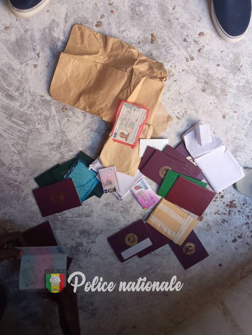 Réseau de falsificateurs de passeports à Guinaw-Rails : la police arrête deux personnes et saisie 12 passeports et 7 faux visas Réseau de falsificateurs de passeports à Guinaw-Rails : la police arrête deux personnes et saisie 12 passeports et 7 faux visas