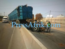 Images Accident – Rufisque : un camion se désintégre, le chauffeur échappe de peu à la mort Images Accident – Rufisque : un camion se désintégre, le chauffeur échappe de peu à la mort