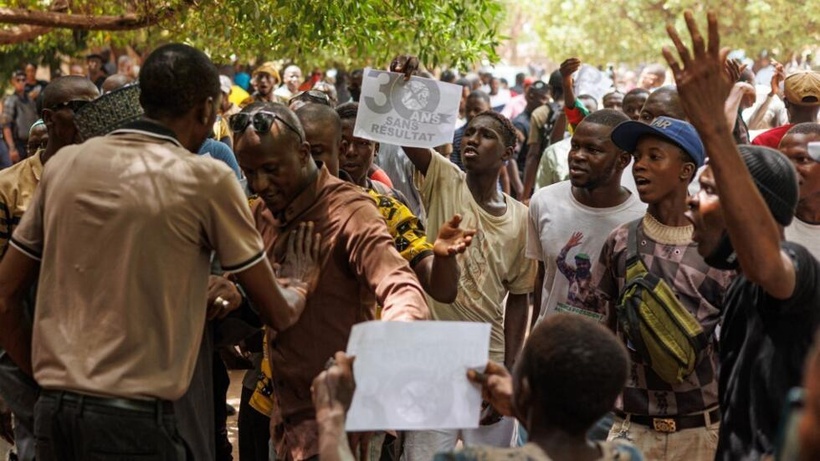 Mali: plusieurs centaines de personnes manifestent contre la dissolution des partis politiques Mali: plusieurs centaines de personnes manifestent contre la dissolution des partis politiques