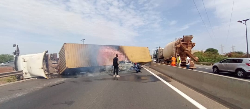 Circulation perturbée sur l’autoroute à péage : un camion renversé bloque l’accès à Keur Ndiaye Lô Circulation perturbée sur l’autoroute à péage : un camion renversé bloque l’accès à Keur Ndiaye Lô