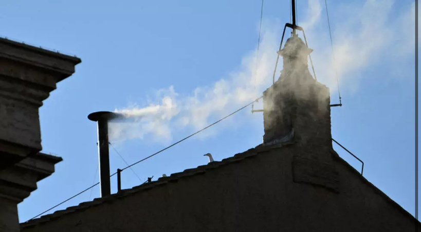 Fumée blanche à la chapelle Sixtine, les cardinaux ont élu un nouveau pape au Vatican