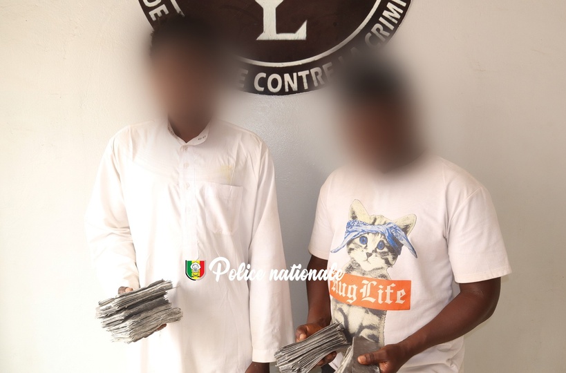 Keur Massar : deux individus interpellés avec 50.000 coupures de billets noirs estimés à 5 millions de dollars (Police) Keur Massar : deux individus interpellés avec 50.000 coupures de billets noirs estimés à 5 millions de dollars (Police)