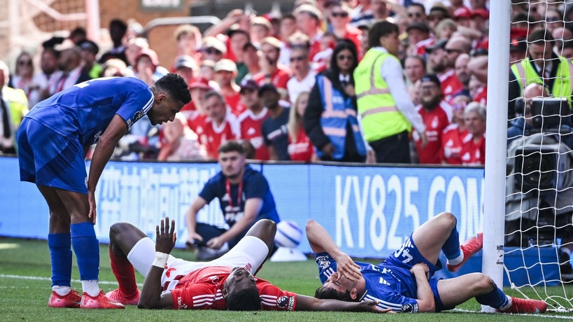 Nottingham Forest : Taiwo Awoniyi placé dans un coma artificiel après avoir heurté un poteau Nottingham Forest : Taiwo Awoniyi placé dans un coma artificiel après avoir heurté un poteau