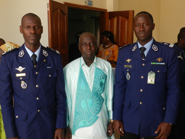 Le DG des ADS entouré par le capitaine SARR à droite et le capitaine Samba Diallo