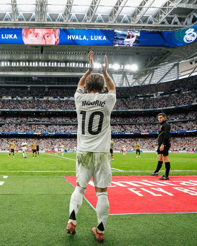 Fin d'une ère : Luka Modric quitte le Real Madrid sous une standing ovation Fin d'une ère : Luka Modric quitte le Real Madrid sous une standing ovation