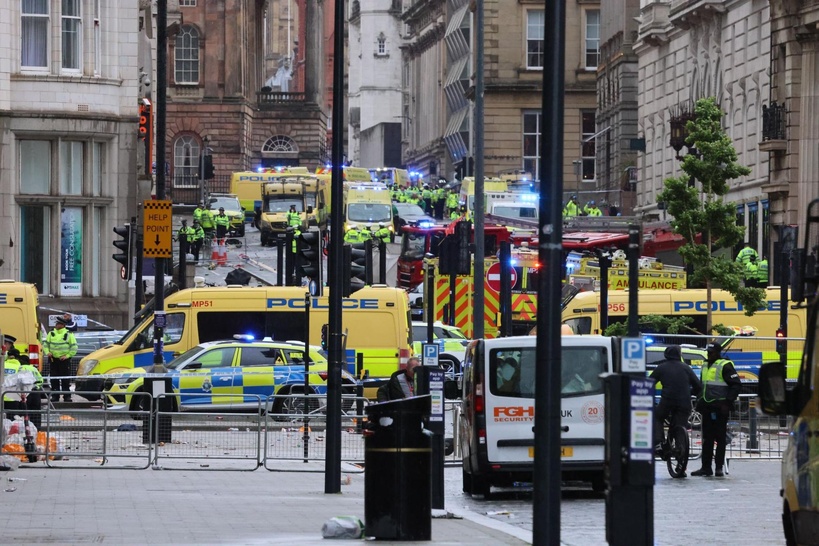 Liverpool : un conducteur fonce dans la foule célébrant le titre, 47 blessés dont 4 enfants Liverpool : un conducteur fonce dans la foule célébrant le titre, 47 blessés dont 4 enfants