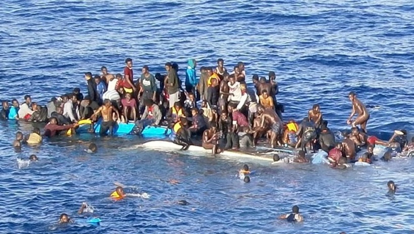 Une embarcation de migrants chavire dans un port des Canaries, plusieurs morts Une embarcation de migrants chavire dans un port des Canaries, plusieurs morts