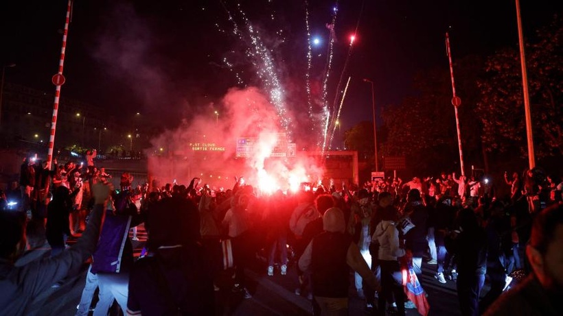 Célébrations de la victoire du PSG à Grenoble : une voiture percute la foule, quatre blessés dont deux graves Célébrations de la victoire du PSG à Grenoble : une voiture percute la foule, quatre blessés dont deux graves