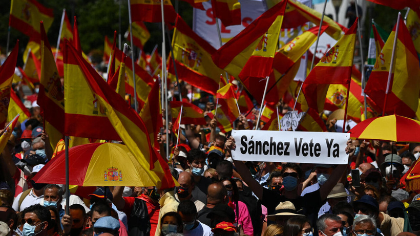 Espagne: des milliers de personnes rassemblées à Madrid pour demander la démission de Pedro Sanchez Espagne: des milliers de personnes rassemblées à Madrid pour demander la démission de Pedro Sanchez