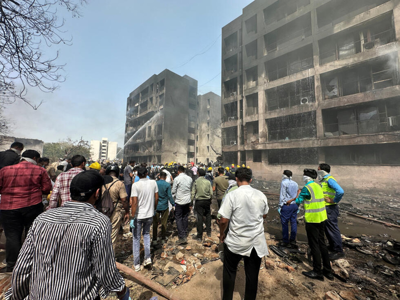 Inde: un avion d'Air India avec 242 passagers à bord s'est écrasé dans une zone habitée d'Ahmedabad Inde: un avion d'Air India avec 242 passagers à bord s'est écrasé dans une zone habitée d'Ahmedabad