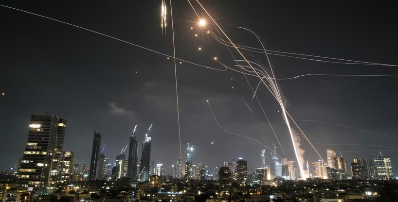 Dernière minute: « plusieurs régions » d’Israël visées par « des centaines de missiles iraniens » Dernière minute: « plusieurs régions » d’Israël visées par « des centaines de missiles iraniens »