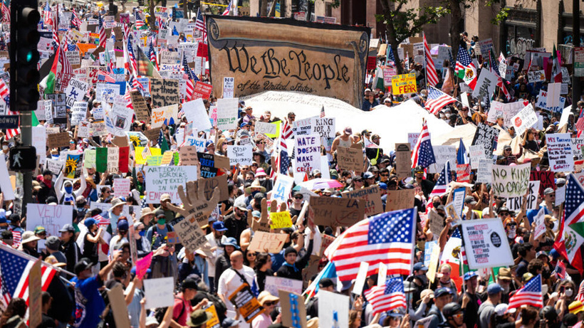 États-Unis: des manifestations anti-Trump à travers tout le pays, parade militaire pour le président États-Unis: des manifestations anti-Trump à travers tout le pays, parade militaire pour le président