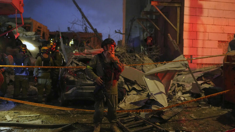 Des frappes font au moins dix morts en Israël, qui bombarde plusieurs sites en Iran Des frappes font au moins dix morts en Israël, qui bombarde plusieurs sites en Iran