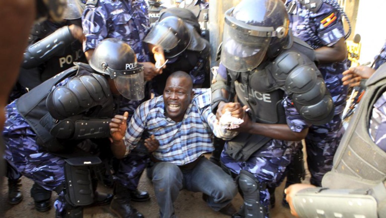 Présidentielle en Ouganda: le candidat Besigye arrêté, violents heurts Présidentielle en Ouganda: le candidat Besigye arrêté, violents heurts