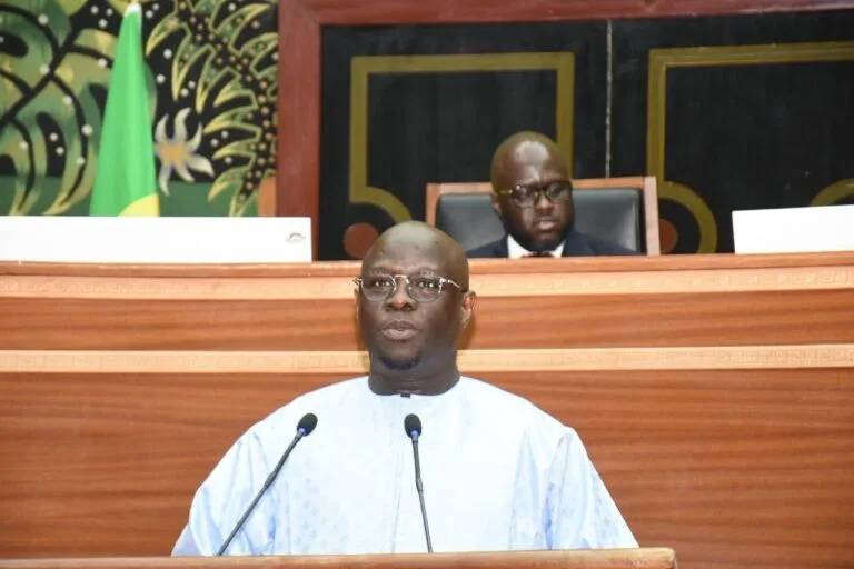 Débat d’Orientation Budgétaire : l’État prévoit 19 364 milliards de dépenses contre 16 638 milliards de ressources sur 2026–2028