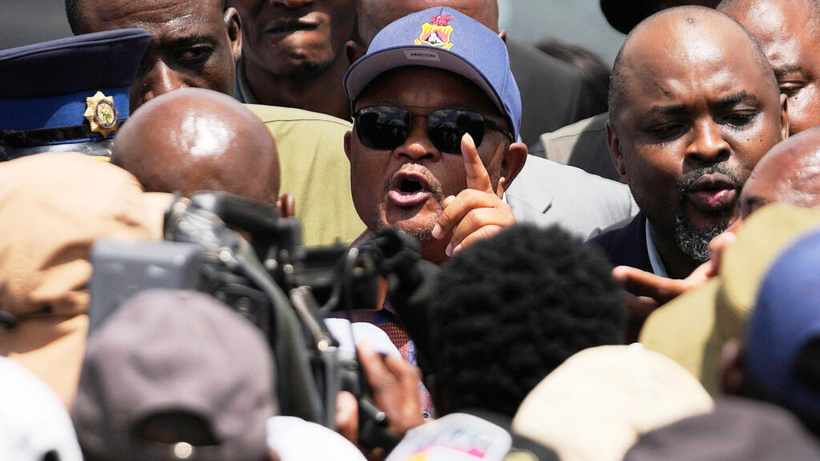 Afrique du Sud: le ministre de la Police «mis en congé» après un scandale Afrique du Sud: le ministre de la Police «mis en congé» après un scandale