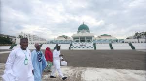 Nigeria: la sénatrice accusant le président du Sénat d’harcèlement empêchée d’accéder au Parlement malgré une décision de justice