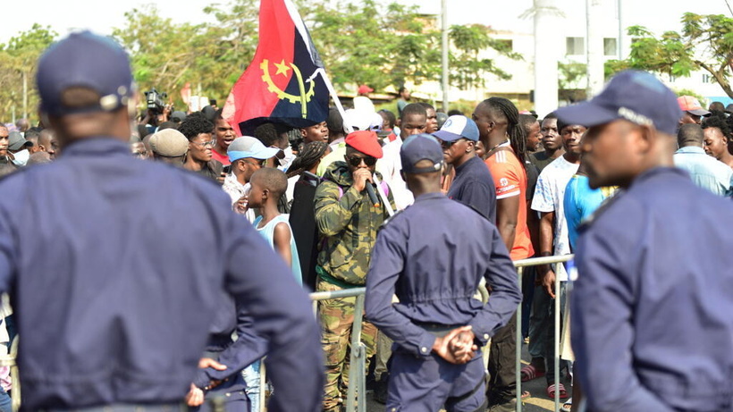 Angola: après des jours de violences meurtrières, le président João Lourenço remercie la police Angola: après des jours de violences meurtrières, le président João Lourenço remercie la police