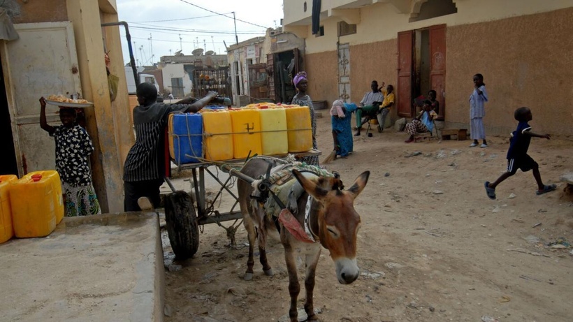 Mauritanie: la capitale Nouakchott connait une pénurie d'eau qui se vend à prix d'or Mauritanie: la capitale Nouakchott connait une pénurie d'eau qui se vend à prix d'or
