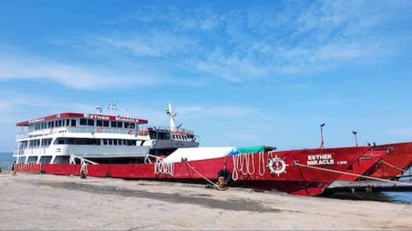 Gabon: survivants et parents des victimes du naufrage du bateau «Esther Miracle» au palais de justice Gabon: survivants et parents des victimes du naufrage du bateau «Esther Miracle» au palais de justice