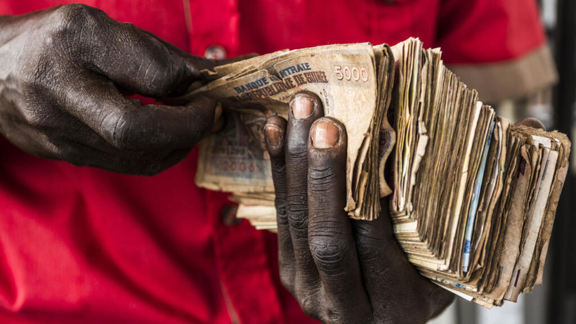 Guinée: face à la crise de liquidités qui s’intensifie, les banques plafonnent les retraits Guinée: face à la crise de liquidités qui s’intensifie, les banques plafonnent les retraits