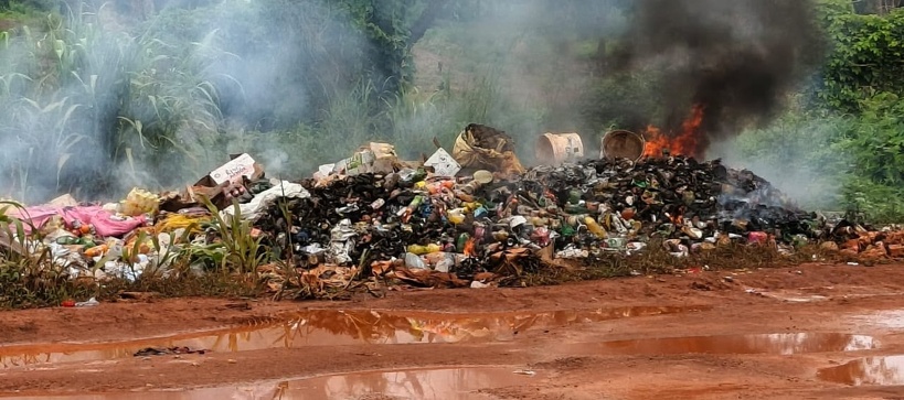 Saraya : incinération de quatre (4) tonnes de produits illicites et périmés Saraya : incinération de quatre (4) tonnes de produits illicites et périmés