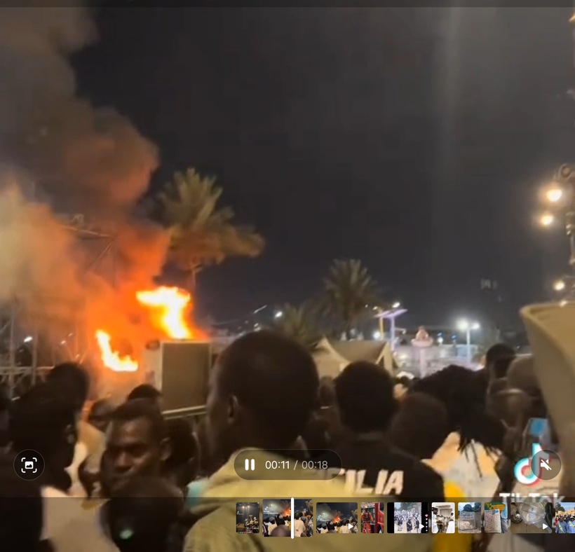 Touba : un véhicule a pris feu près de la Grande Mosquée Touba : un véhicule a pris feu près de la Grande Mosquée