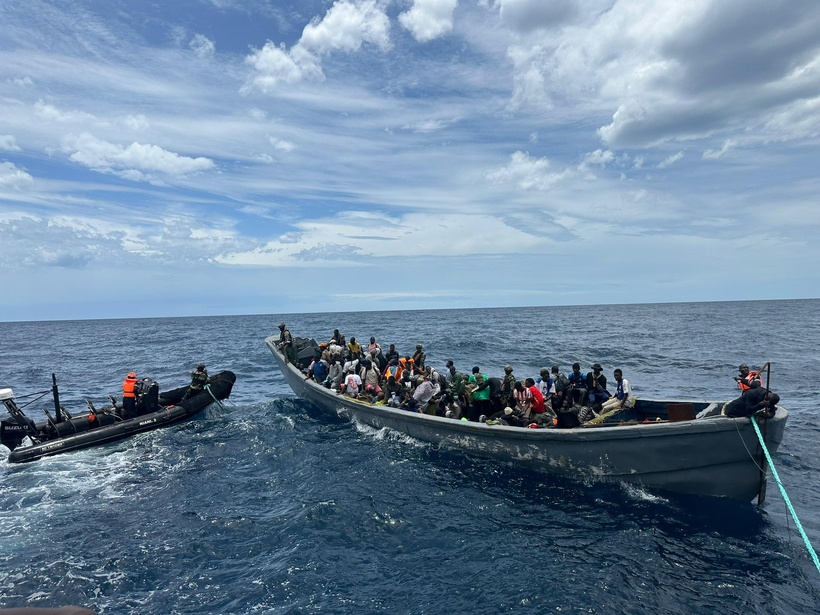 147 migrants irréguliers secourus au large de Sangomar par le PHM NIANI 147 migrants irréguliers secourus au large de Sangomar par le PHM NIANI
