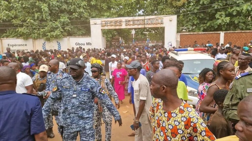 Bousculade mortelle dans un lycée centrafricain: deux ex-cadres de la société Enerca condamnés, l'ancien DG acquitté Bousculade mortelle dans un lycée centrafricain: deux ex-cadres de la société Enerca condamnés, l'ancien DG acquitté