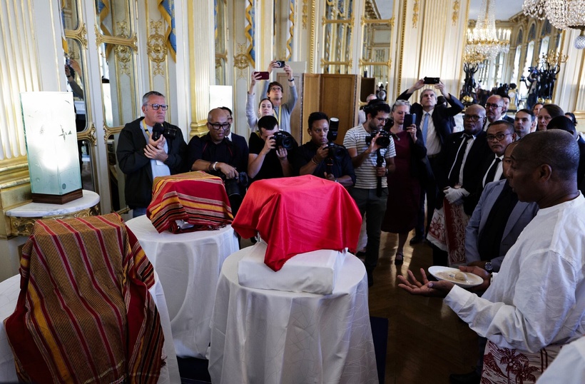 Restitution officielle par la France à Madagascar de trois crânes datant de l'époque coloniale Restitution officielle par la France à Madagascar de trois crânes datant de l'époque coloniale
