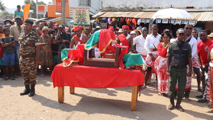 Madagascar: les trois crânes Sakalava restitués par la France ont rejoint leur terre natale Madagascar: les trois crânes Sakalava restitués par la France ont rejoint leur terre natale