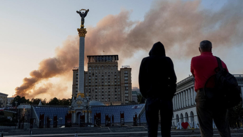 Ukraine: une vague massive d’attaques russes fait plusieurs victimes et touche le siège du gouvernement à Kiev Ukraine: une vague massive d’attaques russes fait plusieurs victimes et touche le siège du gouvernement à Kiev