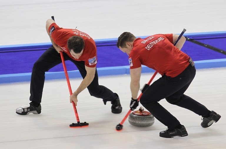 Pourquoi, au curling, la direction de la brosse modifie-t-elle le comportement de la pierre ?