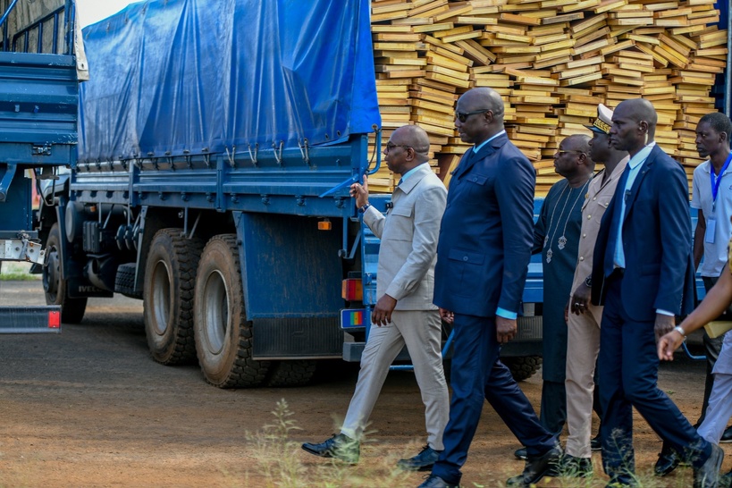 Sénégal : Moustapha Guirassy reçoit plus de 3 millions de manuels et 50 000 tables-bancs pour la rentrée Sénégal : Moustapha Guirassy reçoit plus de 3 millions de manuels et 50 000 tables-bancs pour la rentrée
