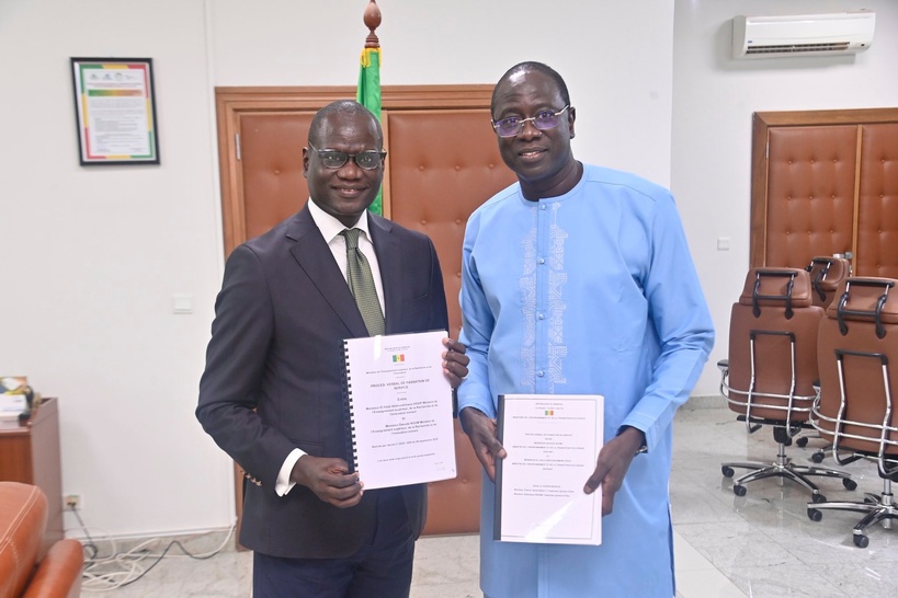 Passation de service au MESRI : El Hadji Abdourahmane Diouf passe le témoin au Pr Daouda Ngom Passation de service au MESRI : El Hadji Abdourahmane Diouf passe le témoin au Pr Daouda Ngom