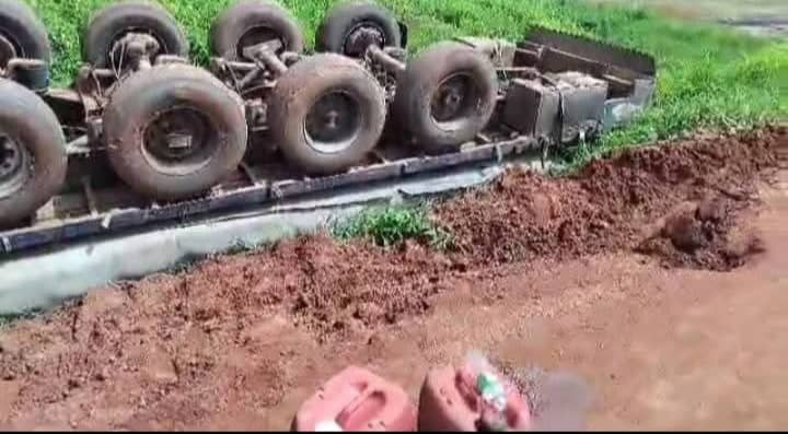 Accident à Tenghory : un camion de farine finit dans les rizières