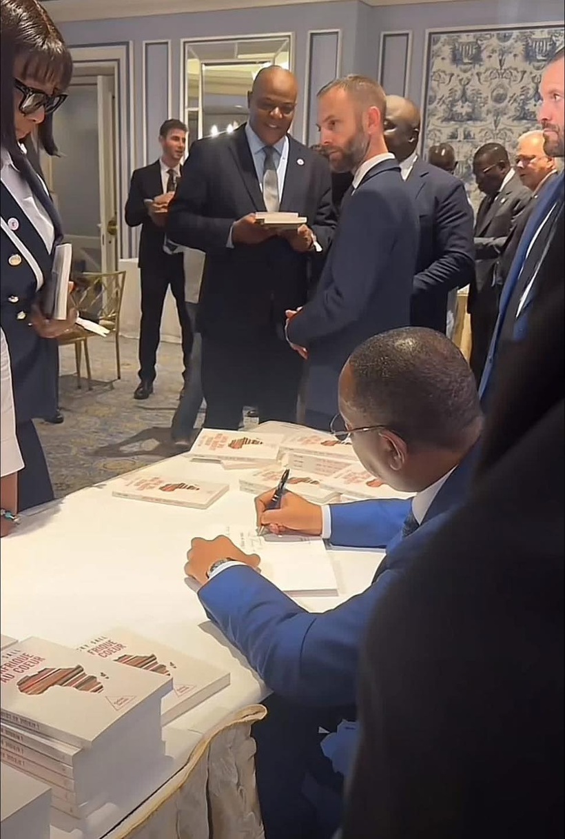 Cérémonie de dédicace : Mame Mbaye Niang refait surface à New York aux côtés de Macky Sall Cérémonie de dédicace : Mame Mbaye Niang refait surface à New York aux côtés de Macky Sall